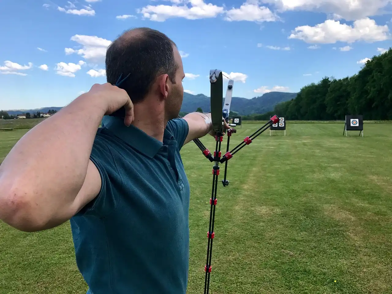 What is the difference between a compound bow and a recurve bow?