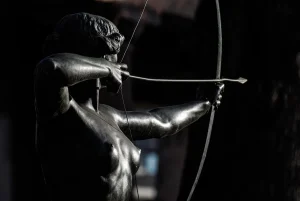 Arrow kinetic energy vs momentum: which matters most?